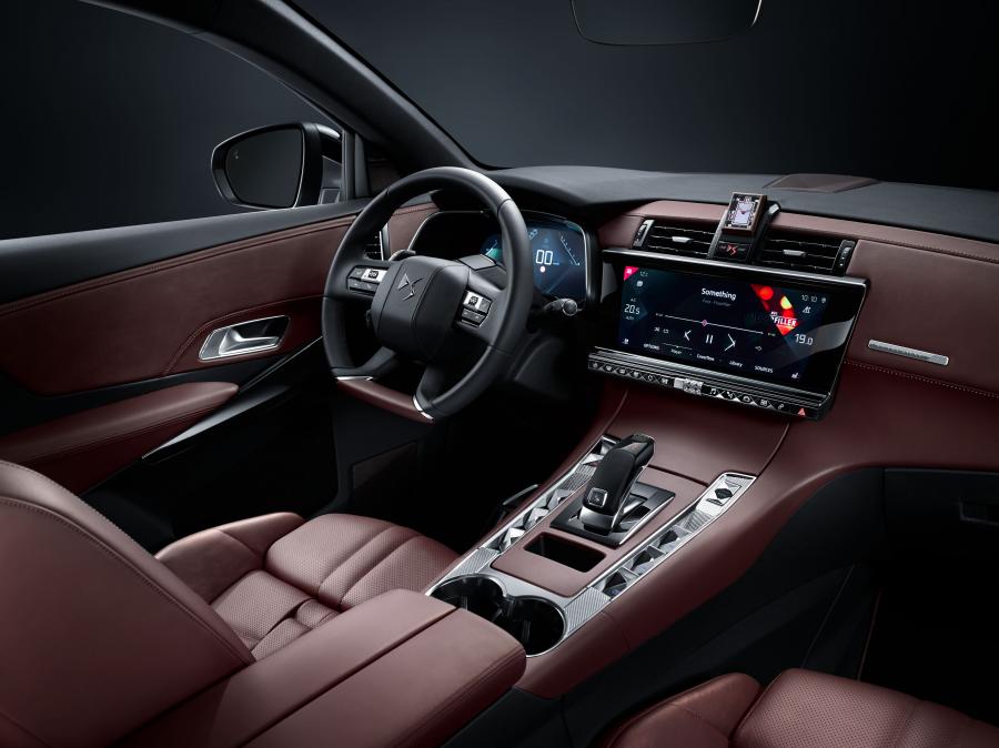 Интерьер DS 7 Crossback La Premiere (X74) 2017 года  (фото 8 из 10)